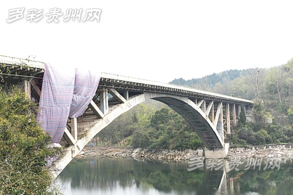 贵州:贵黄公路花鱼洞大桥恢复通车