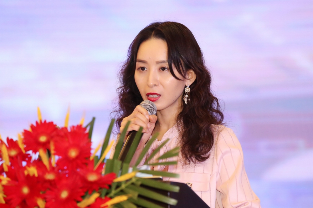 主持人杨青